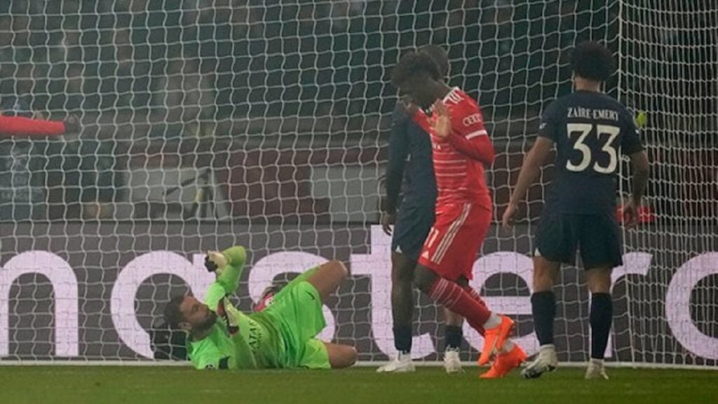 Pemain Bayern Munchen Kingsley Coman usai mencetak gol ke gawang PSG di Liga Champions 2022/23, Rabu (15/2/2023) dini hari WIB. (AP Photo/Christophe Ena)