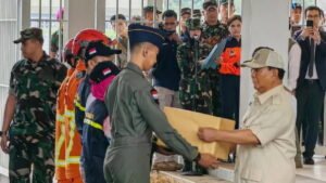 Menteri Pertahanan Prabowo Subianto (kanan) menyerahkan secara simbolis bantuan logistik untuk korban gempa Turki di Lapangan Udara Halim Perdanakusuma, Jakarta, Sabtu (11-2-2023). (ANTARA/Gilang Galiartha)