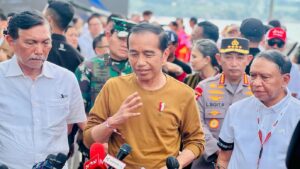 Presiden Jokowi memberikan keterangan pers usai menyaksikan F! Powerboat, di Danau Toba, Sumut, Minggu (26/02/2023). (Foto: BPMI Setpres)