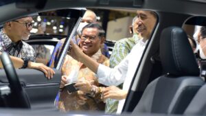 Seskab Pramono Anung mendampingi Presiden Jokowi pada pembukaan Pameran Otomotif IIMS Tahun 2023 di JIEXPO, Convention Center and Theater, Jakarta, Kamis (16/02/2023) pagi. (Foto: Humas Setkab/Rahmat)