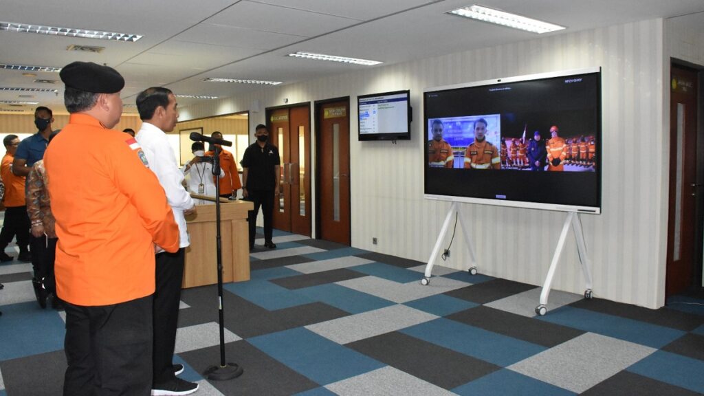 Presiden berbincang dengan tim Basarnas yang sedang berada di Turki. (Dok. Basarnas)