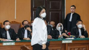Terdakwa kasus dugaan pembunuhan berencana terhadap Nofriansyah Yosua Hutabarat atau Brigadir J, Putri Candrawathi menjalani sidang putusan di Pengadilan Negeri Jakarta Selatan, Senin (13/2/2023).(KOMPAS.com/KRISTIANTO PURNOMO)