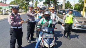 Kasat Lantas Polres 50 Kota Iptu Omrizal bagikan Ratusan helm gratis. (Dok. istimewa)
