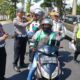 Kasat Lantas Polres 50 Kota Iptu Omrizal bagikan Ratusan helm gratis. (Dok. istimewa)