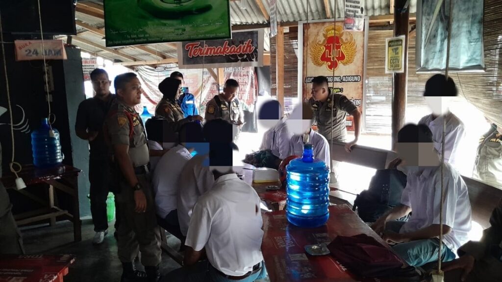 Pelajar sejumlah sekolah di Padang terjaring razia saat jam pelajaran sekolah. (Foto: Dok. Satpol PP)