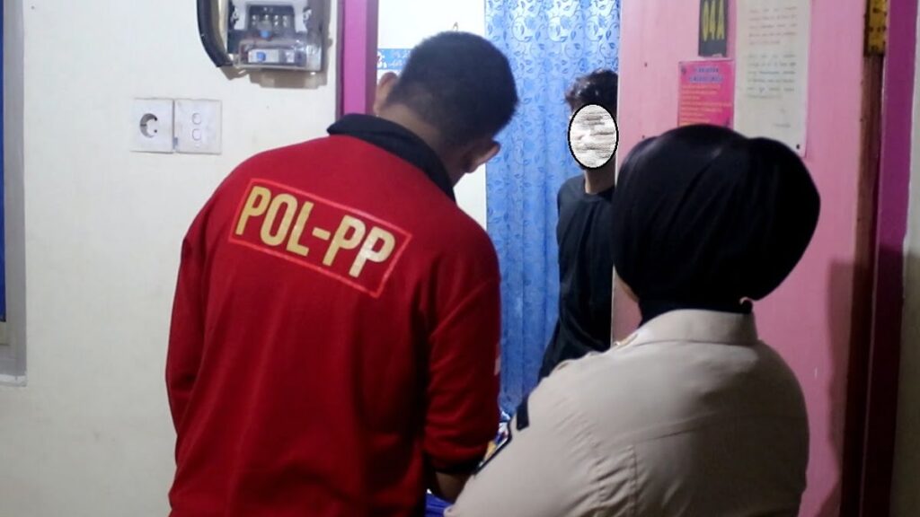 Razia penginapan Satpol PP sepanjang Senin (6/2/2023) dini hari. (Dok. Satpol PP Padang)