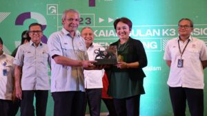Dirut Semen Padang Asri Mukhtar menyerahkan cenderamata kepada pemateri dalam Seminar K3 Nasional. (Dok. Humas)