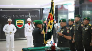 Sertijab Danrem 032/Wirabraja dari Brigjen TNI Purmanto kepada Kolonel Kavaleri Rayen Obersyl. *(Foto: Radarsumbar.com / Dok. Pendam I/BB)