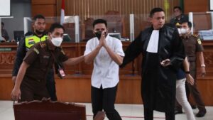 Terdakwa kasus pembunuhan berencana Brigadir Yosua Hutabarat, Richard Eliezer alias Bharada E (tengah) menghadiri sidang pembacaan vonis kasus tersebut di Pengadilan Negeri Jakarta Selatan, Jakarta, Rabu (15/2/2023). (Antara/Reno Esnir)