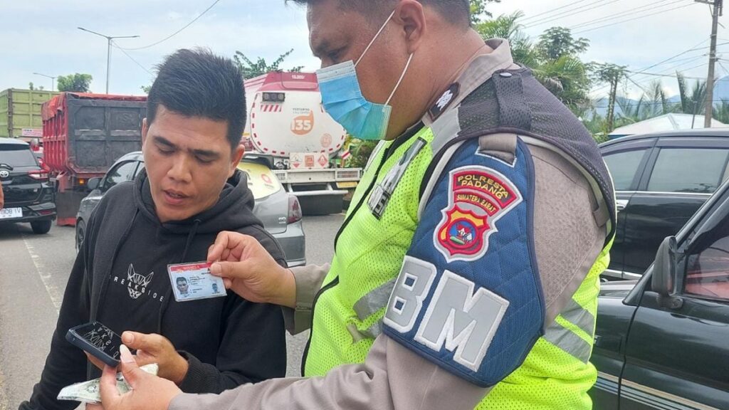 Unit BM Satlantas Polresta Padang mengamankan pengendara yang memakai SIM Palsu. (Foto: Herru Iriawan/Radarsumbar.com)