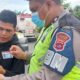 Unit BM Satlantas Polresta Padang mengamankan pengendara yang memakai SIM Palsu. (Foto: Herru Iriawan/Radarsumbar.com)