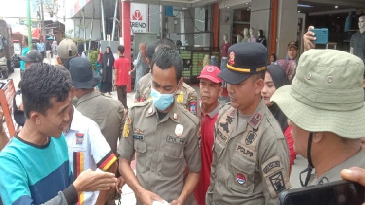 Adu argumen petugas Satpol PP Padang dengan pedagang di Pasar Raya pada Senin (6/2/2023) siang. (Foto: Radarsumbar.com / Muhammad Aidil)