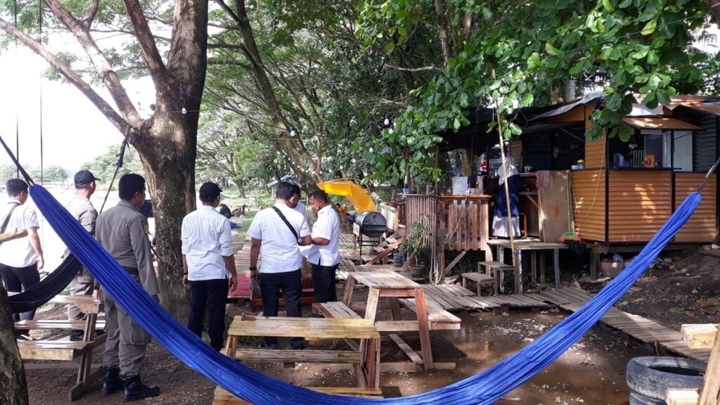 Penertiban pedagang yang berjualan di bibir sungai kawasan Kototangah, Kota Padang. (Foto: Dok. Satpol PP)