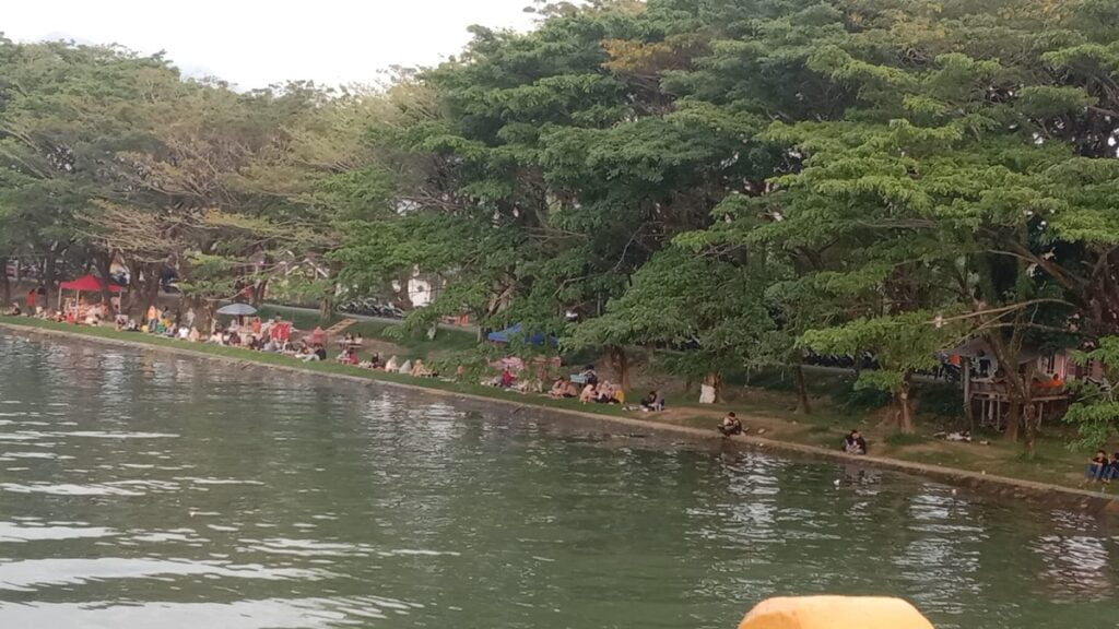 Sejumlah pengunjung memadati area kafe yang berdiri di sepanjang sungai di kawasan Pasia Nan Tigo, Kecamatan Kototangah, Kota Padang. (Foto: Dok. Muhammad Aidil)