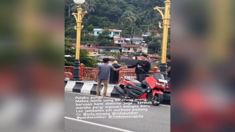 Tangkapan layar pelaku pungli di Jembatan Siti Nurbaya Padang. (Foto: Dok. TikTok/@axsaxavier)