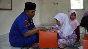 Personel Ditpolairud Polda Bali, Bripka Jono, mendirikan TPQ As Syifa, dan mengajarkan para santri baca Alquran secara gratis. (Foto: Dok. Istimewa)