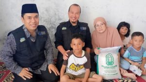 Pembina Risalah Charity Mulyadi Muslim dan tim RC bersama Mega dan anak-anaknya di Koto Tangah, Padang saat pemberian beras bantuan bulanan. (Dok. Ar Risalah)