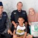 Pembina Risalah Charity Mulyadi Muslim dan tim RC bersama Mega dan anak-anaknya di Koto Tangah, Padang saat pemberian beras bantuan bulanan. (Dok. Ar Risalah)
