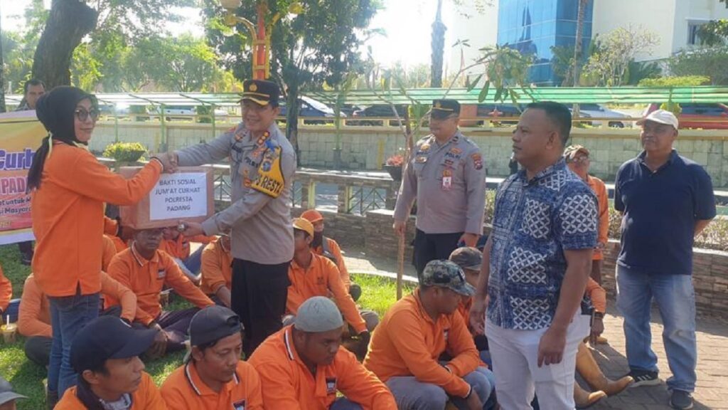 Jumat curhat Kapolresta Padang dan penyerahan bantuan untuk petugas kebersihan. (Dok. Istimewa)