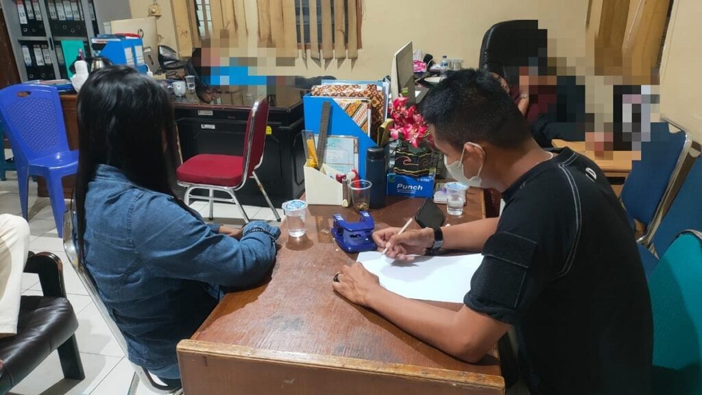 Salah satu perempuan yang diduga kuat menjual diri di MiChat diperiksa petugas. (Foto: Dok. Satpol PP Padang)