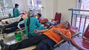 Kepala Kantor SAR Padang, Abdul Malik ikut donor darah dalam rangka hari jadi Basarnas ke-51 tahun. (Foto: Dok. Basarnas)