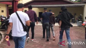 Polisi menggiring pelaku pencurian ponsel di Bukittinggi, masing-masing pelaku mengaku terpaksa mencuri karena terlilit hutang. (Antara/Al Fatah)