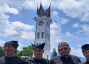 Tarik Minat Wisatawan, PKL di Jam Gadang Bukittinggi Kenakan Pakaian Adat