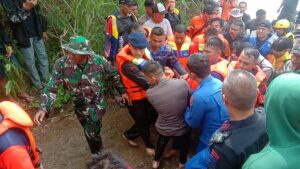 Evakuasi jasad Akhdan saat ditemukan di Sungai Kuranji Padang, Rabu (22/2/2023) siang. (Foto: Dok. Muhammad Aidil)