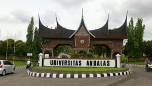 Pintu gerbang Universitas Andalas (Unand) Padang. (Foto: Dok. Istimewa)