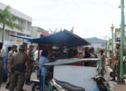 Satpol PP Angkut Paksa Meja dan Betor PKL di Padang