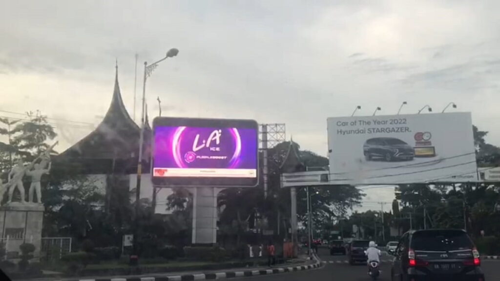 Iklan rokok kembali tayang di ruas jalan utama Kota Padang sebelum waktunya pada Kamis (2/2/2023) petang. (Foto: Dok. Istimewa)