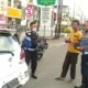 Petugas Dishub Kota Padang memberi imbauan kepada salah seorang tukang parkir yang mengenai badan jalan. (Dok. Dishub Padang)