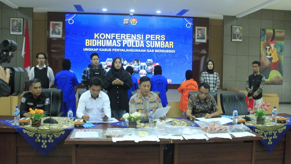 Jumpa pers penyalahgunaan BBM di Mapolda Sumbar. (Dok. Bidhumas)