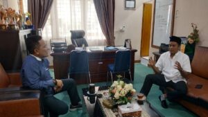 Komisioner KPID Sumbar sedang berbincang dengan Kepala Dinas DP3AP2KB Kota Padang, Eri Sandjaya terkait stunting. (Dok. Istimewa)