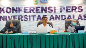 Wakil Rektor 1 Unand, Mansyurdin (tengah) memberikan keterangan pers terkait penerimaan mahasiswa baru Unand tahun 2023. (Foto: Dok. Istimewa)