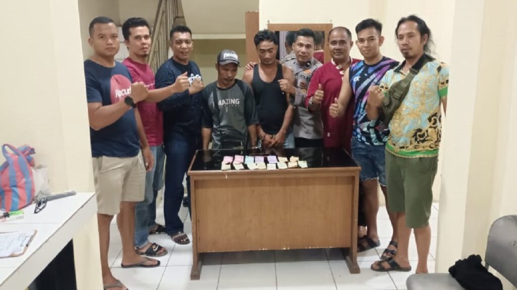 Cari pelaku sabung ayam, polisi di Pariaman menangkap dua petani bermain judi ludo offline. (Dok Polres Pariaman)