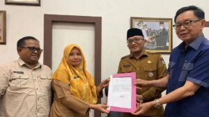 Pemilik bangunan cagar budaya Padang Soehinto Sadikin (Kanan) memberikan pernyataan kepada Bagian Hukum Kota Padang Ayu Cynthia di hadapan Wali Kota Padang Hendri Septa di Balai Kota Padang (ANTARA)