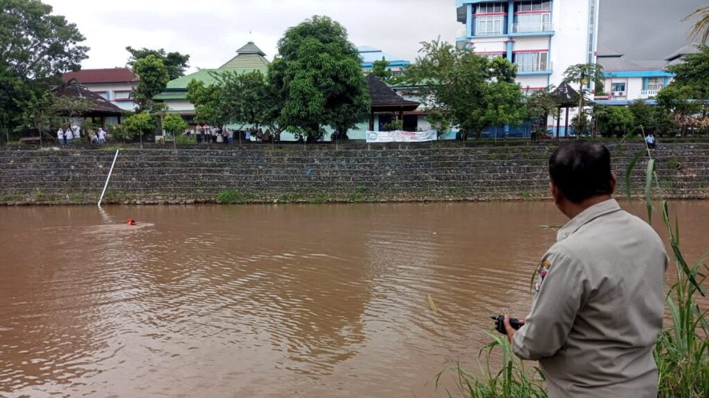 Pencarian pelajar SMK 1 Padang yang hilang usai terjun di Sungai Kuranj, Selasa (21/2/2023) sore. (Foto: Dok. Pusdalops PB)