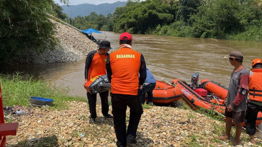 Pencarian seorang pemuda yang hilang di Limapuluh Kota. (Foto: Dok. Basarnas)