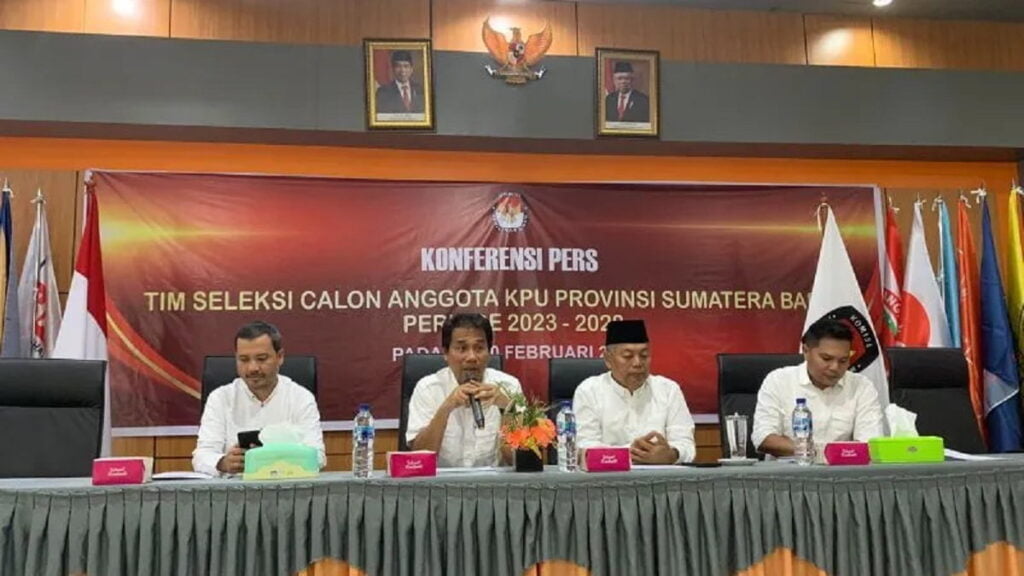 Tim Panitia Seleksi Komisioner KPU Sumbar gelar jumpa pers (ANTARA/Mario SN)