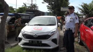 Penertiban kendaraan yang parkir sembarangan oleh Dishub Padang. (Dok. Istimewa)