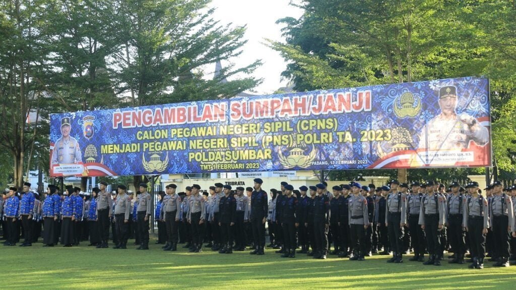 Pengambilan sumpah PNS Polda Sumbar. (Dok. Bidhumas)