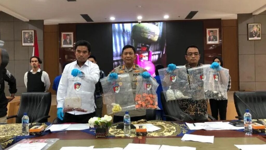 Pengungkapan kasus pengoplosan gas subsidi di Padang. (Dok. Bidhumas)