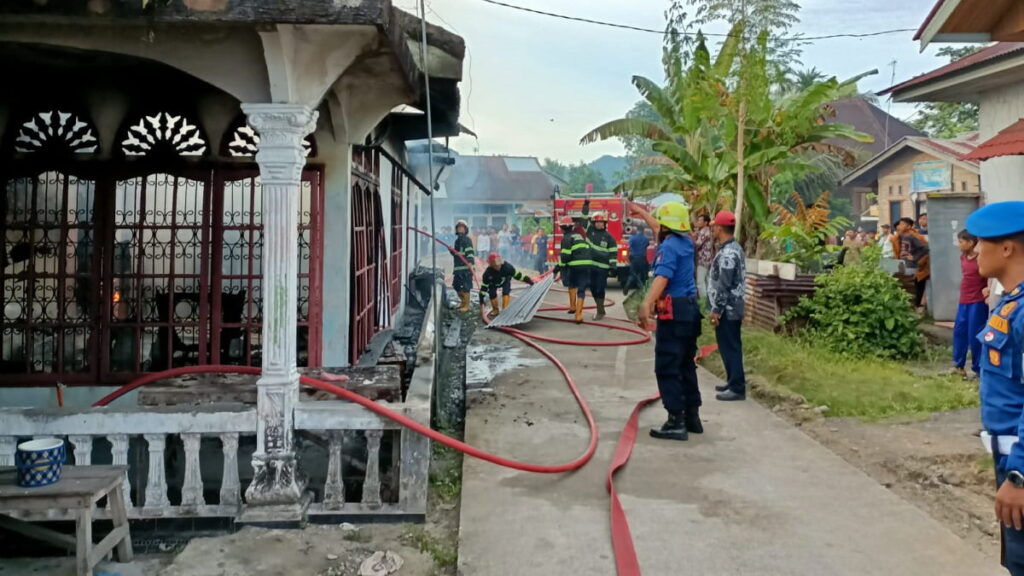 Kebakaran rumah di kawasan Koto Pulai, Kecamatan Koto Tangah, Kota Padang pada Kamis (2/2/2023) petang. (Dok. Dinas Damkar Padang)