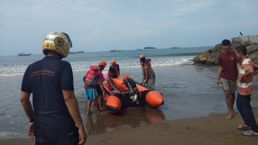 Paus muncul di Pantai kawasan Pasia Nan Tigo, Kecamatan Koto Tangah, Kota Padang pada Sabtu (4/2/2023) pagi. (Dok. Istimewa)