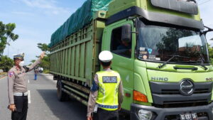 Kasubnit BM Satlantas Polresta Padang Ipda Fajri melakukan penertiban terhadap truk Odol yang ingin masuk ke Kota Padang. (Dok. Polresta Padang)