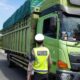 Kasubnit BM Satlantas Polresta Padang Ipda Fajri melakukan penertiban terhadap truk Odol yang ingin masuk ke Kota Padang. (Dok. Polresta Padang)