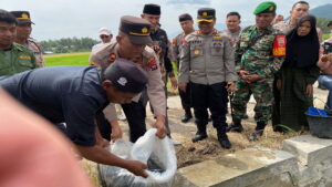 Ratusan kilogram benih ikan disalurkan kepada masyarakat di Tanjung Bingkung, Kabupaten Solok. (Dok. Polres Solok)