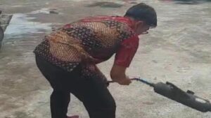 Pria ini hancurkan knalpot brongnya saat tertangkap razia di Padang. (tangkapan layar)