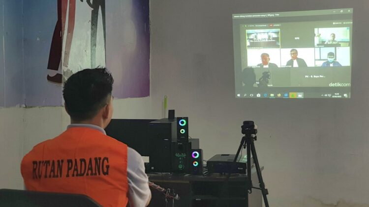 Sidang online yang dilaksanakan oleh Rutan Padang pada saat pandemi Covid-19. (Foto: Dok. Rutan Padang)